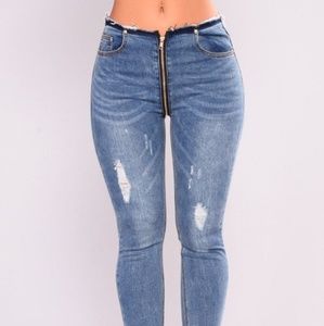 TRENDY SEXY FASHION NOVA DISTRESSED JEANS